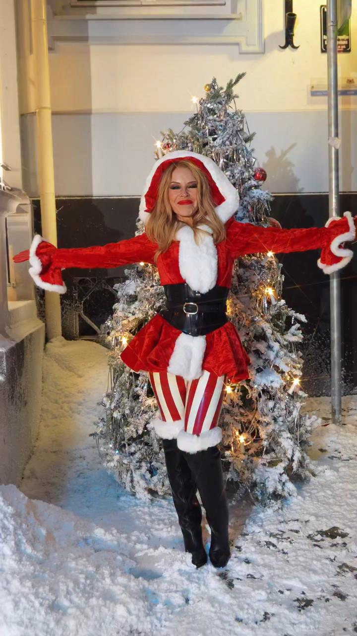 Кайли Миноуг в образе Санты Кайли Миноуг в образе Санты