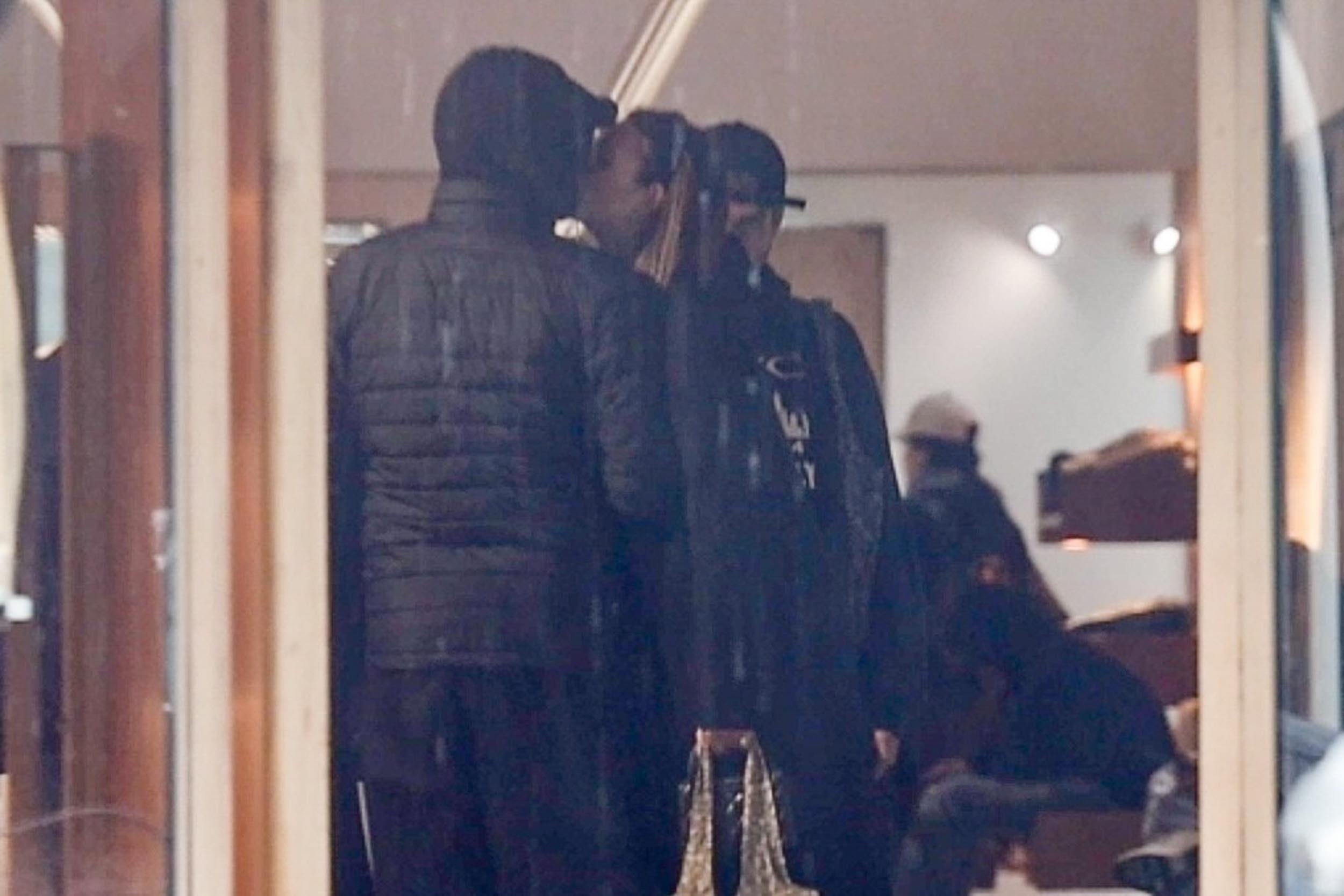 В пятницу Леонардо Ди Каприо и Виттория Черетти были замечены целующимися во время шопинга на Мелроуз Плейс. В пятницу Леонардо Ди Каприо и Виттория Черетти были замечены целующимися во время шопинга на Мелроуз Плейс.