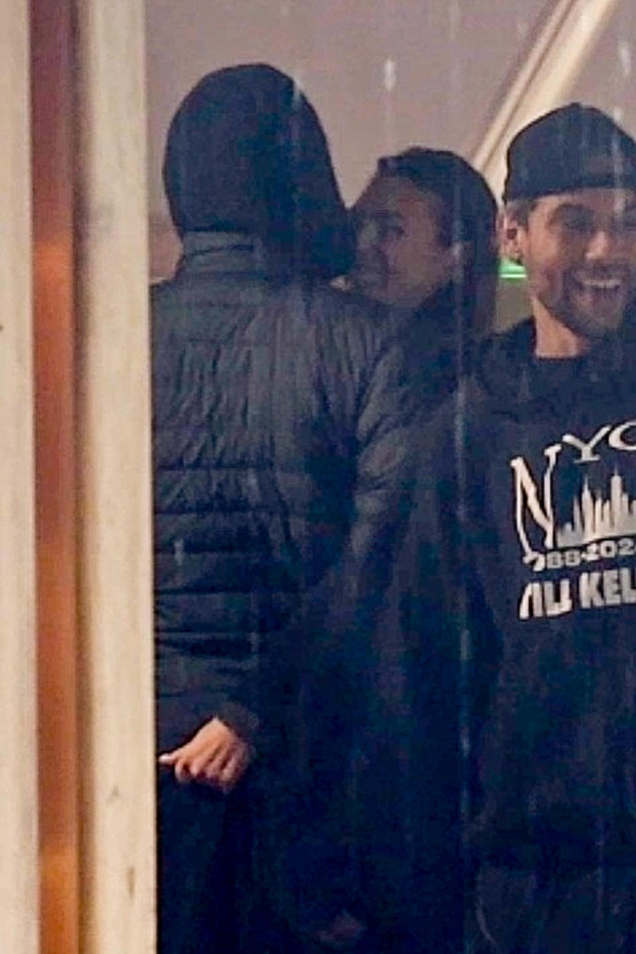 Они наслаждались проявлениями нежности на публике под дождем в Лос-Анджелесе. Они наслаждались проявлениями нежности на публике под дождем в Лос-Анджелесе.