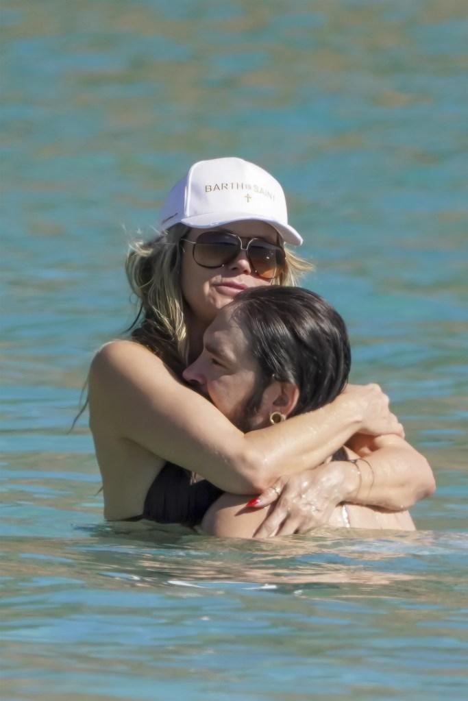 Клум и Каулитц уютно устроились в воде.