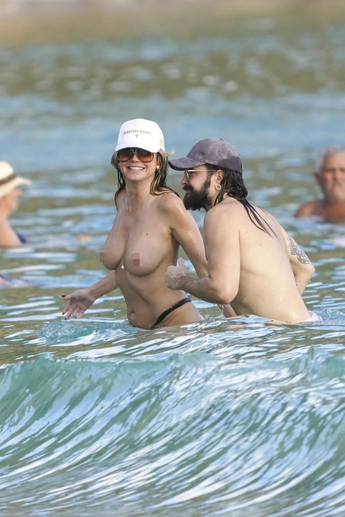 Клум осталась в своих трусиках-стрингах от бикини.