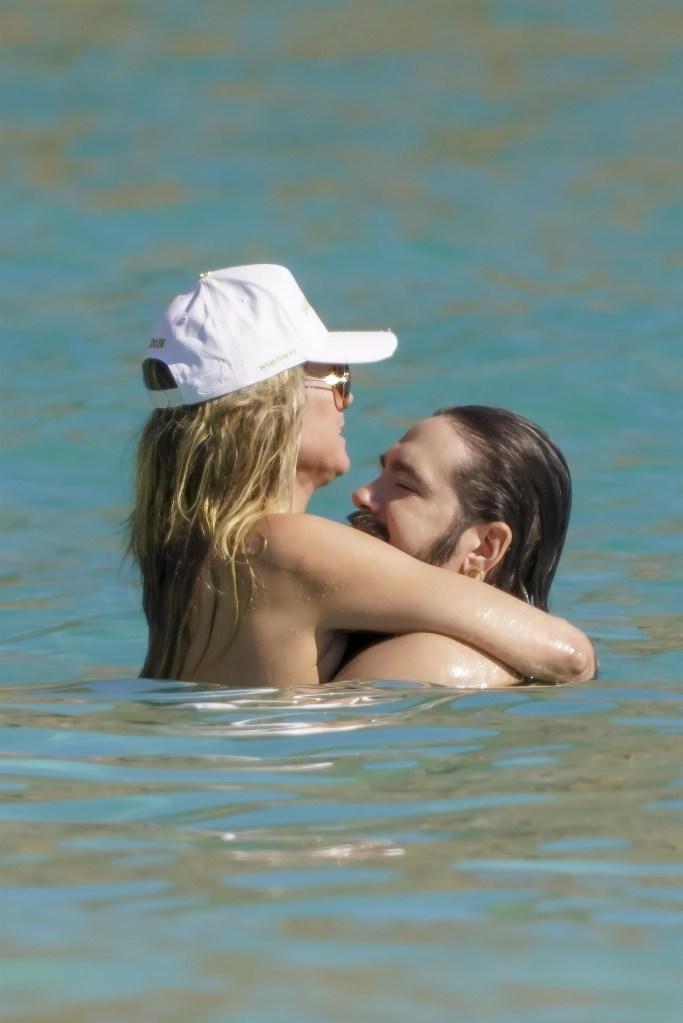 Клум также была в белой бейсболке и солнцезащитных очках.