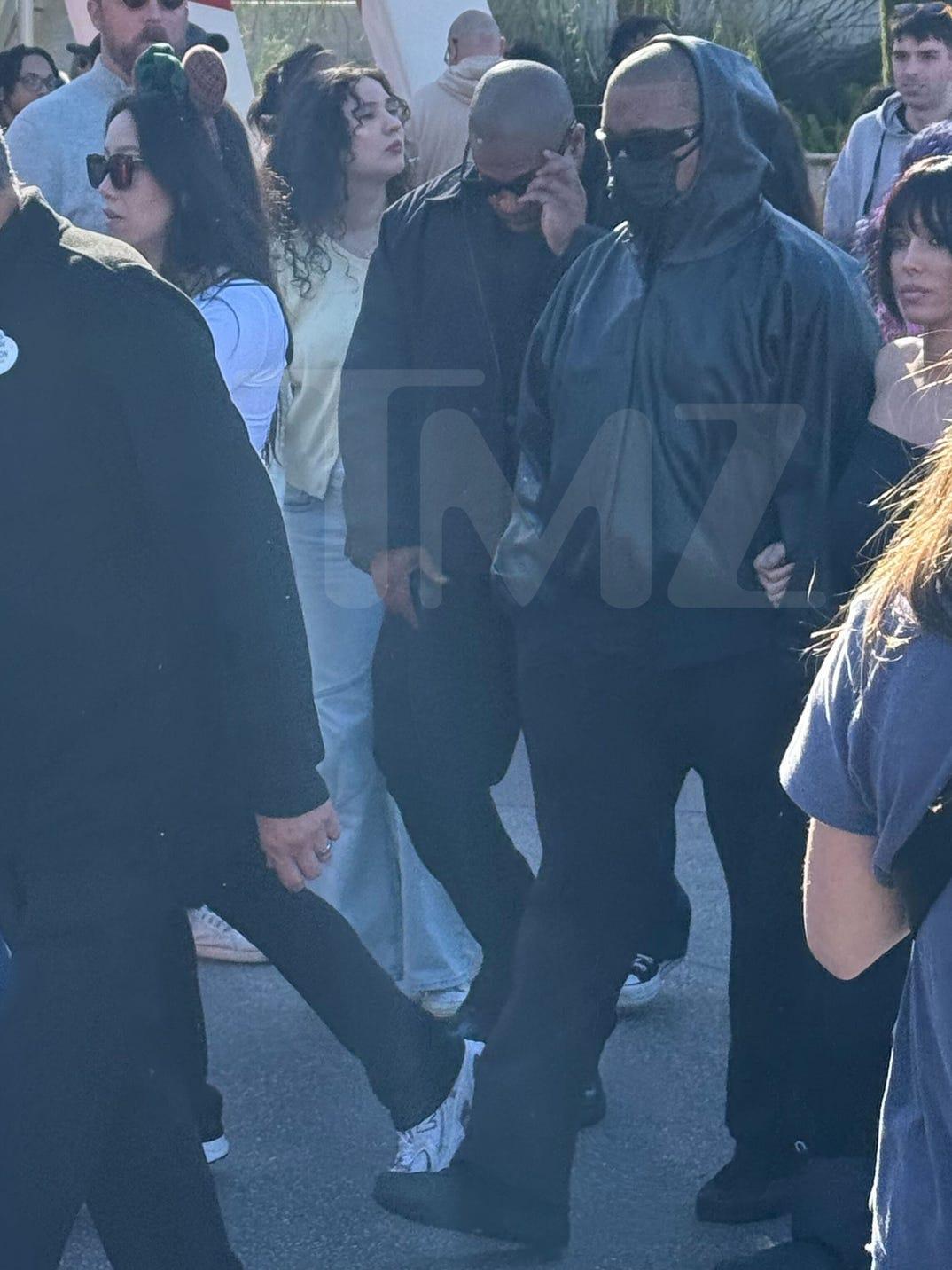 Канье Уэст и Бьянка Цензори отвезли детей в Диснейленд.