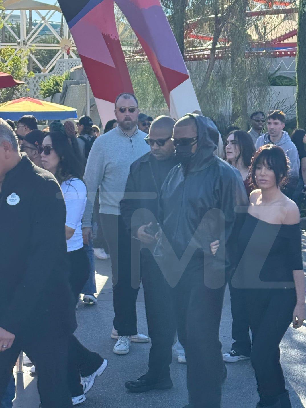 Канье Уэст и Бьянка Цензори отвезли детей в Диснейленд.