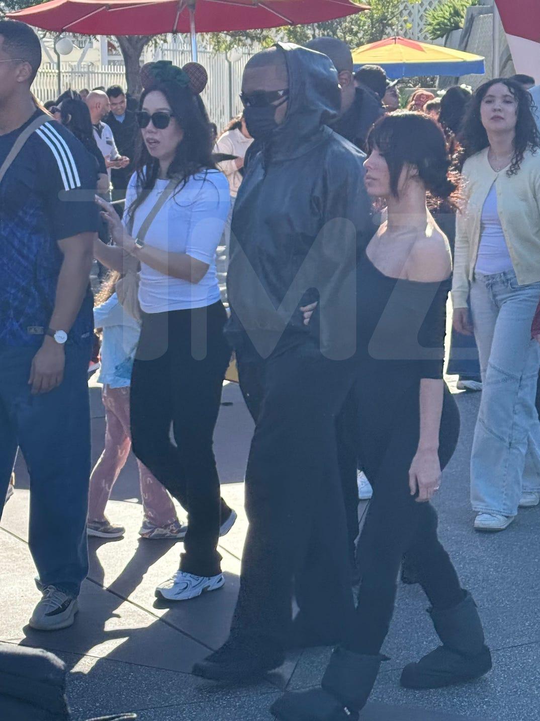 Канье Уэст и Бьянка Цензори отвезли детей в Диснейленд.