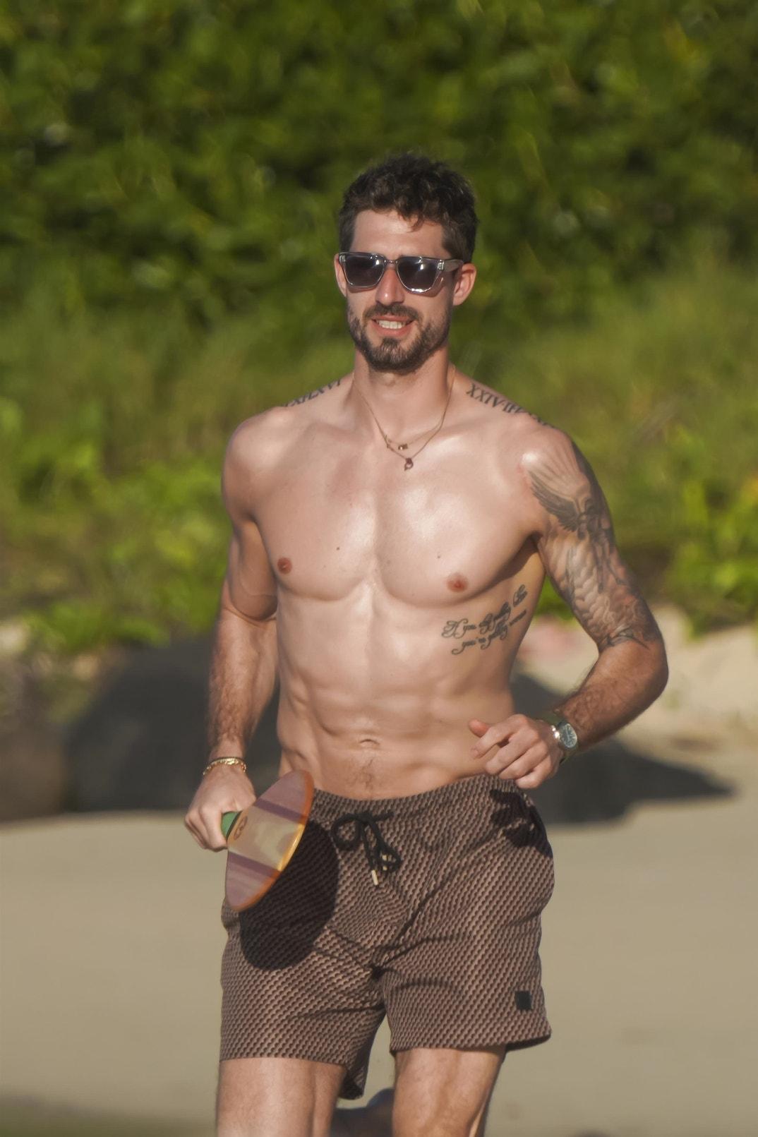 Изабель Гулар блистает в откровенном бикини на пляже со своим женихом Кевином Траппом.