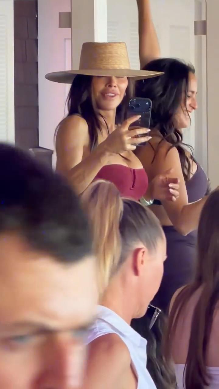 Лорен Санчес прекрасно проводит время на Сен-Бартелеми.