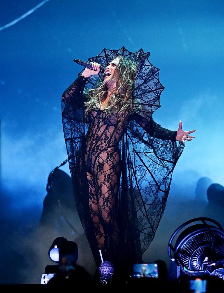 женнифер Лопес блистает в откровенных нарядах