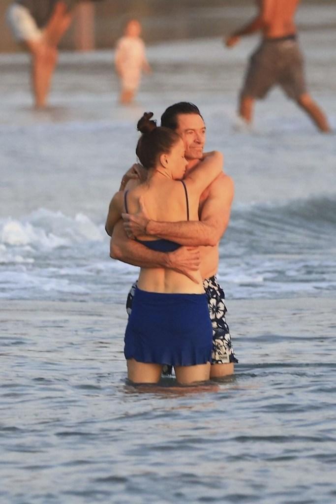 Хью Джекман и Саттон Фостер демонстрировали нежные чувства друг к другу, купаясь в океане на закате.