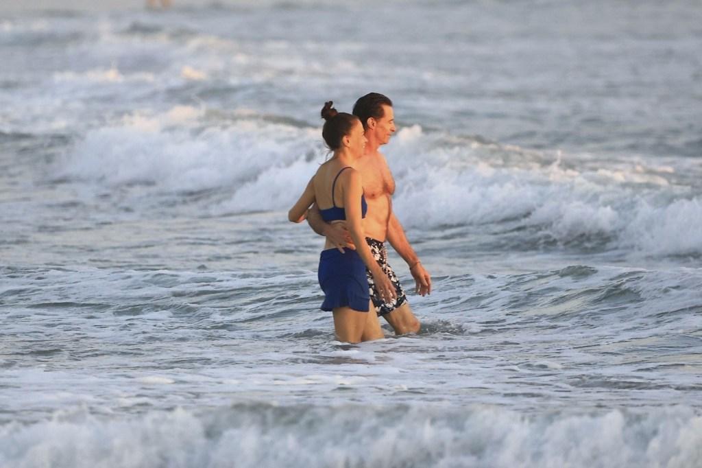 Они обнялись и пошли дальше в воду.