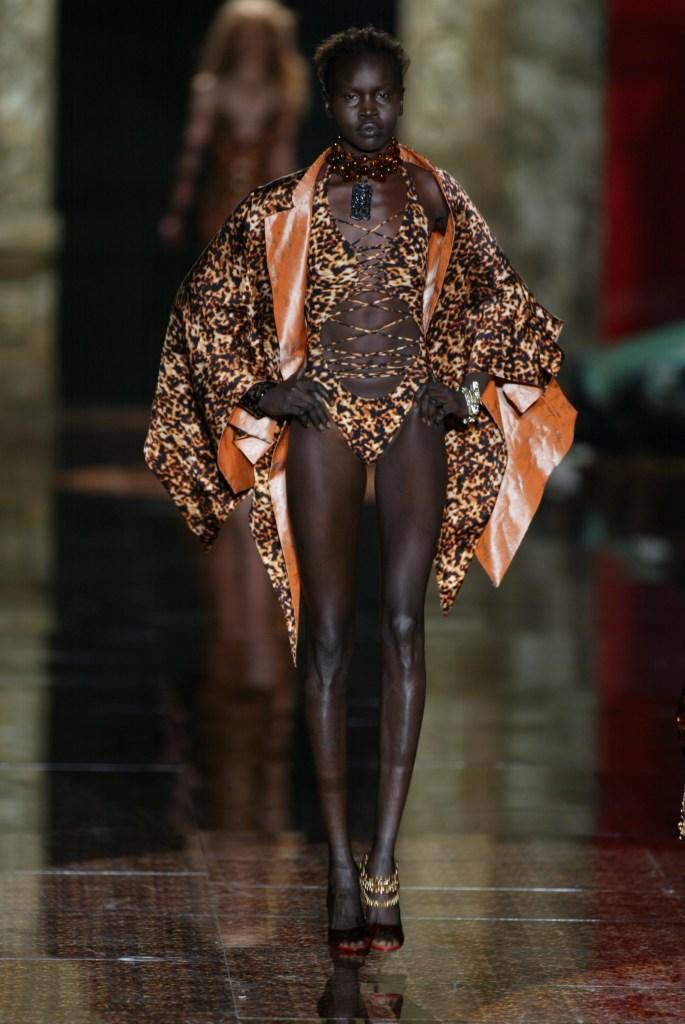 Этот образ был впервые продемонстрирован на подиуме Алеком Веком во время показа весенне-летней коллекции 2003 года.