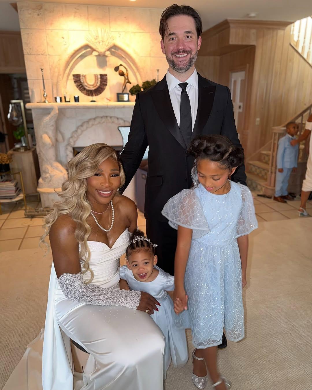 Серена Уильямс и Алексис Оханян со своими детьми.