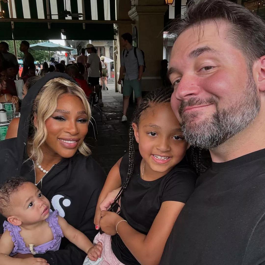 Серена Уильямс и Алексис Оханян со своими детьми.