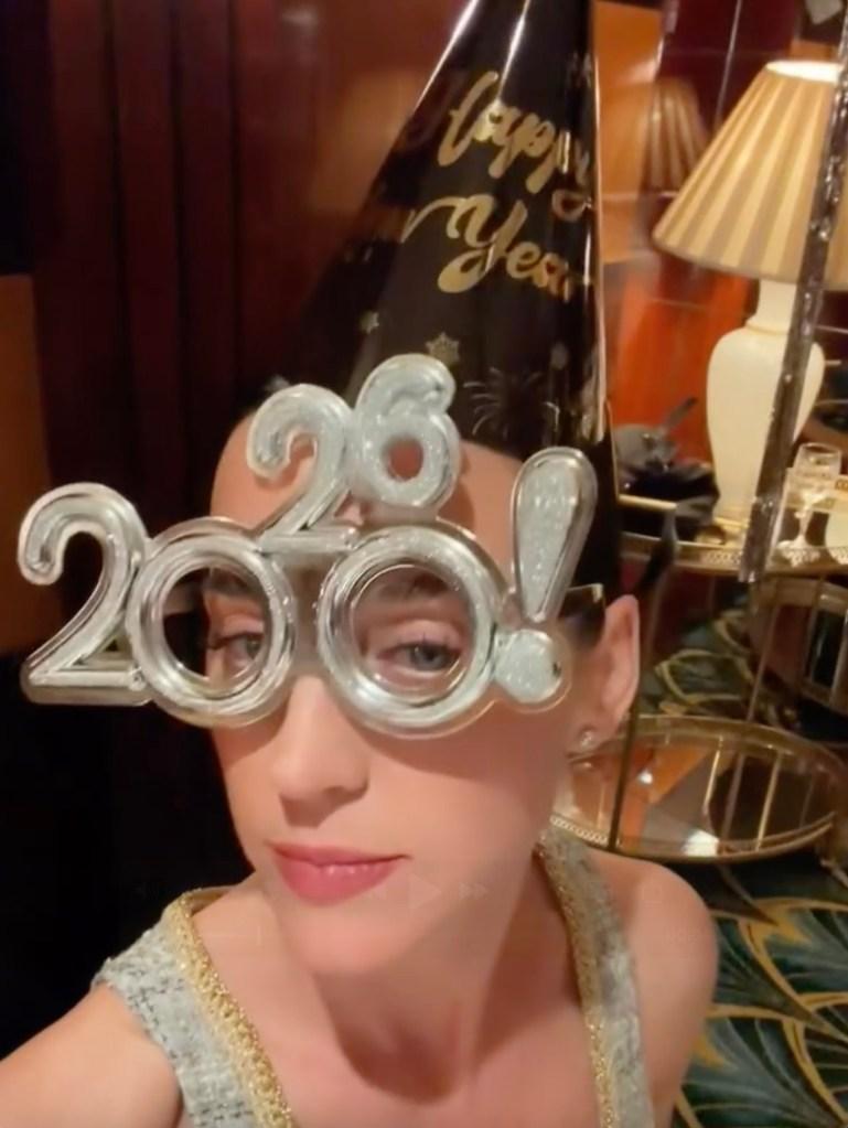 В своем последнем посте в соцсети Кэти Перри поцеловала Джастина Трюдо, поделившись с подписчиками моментами их первого совместного отпуска.