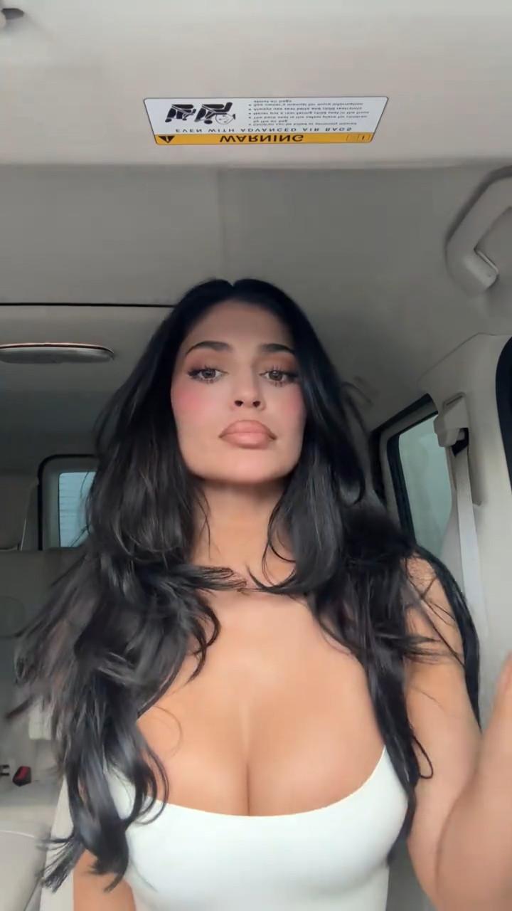 Кайли Дженнер показала новую стрижку в TikTok