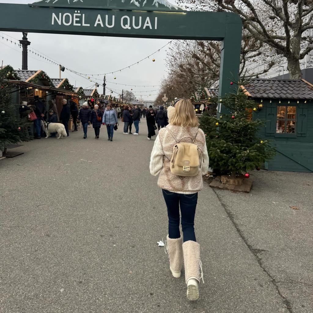 Суини успела посетить всё популярные рождественские мероприятия, включая рождественский рынок и полюбоваться северным сиянием.