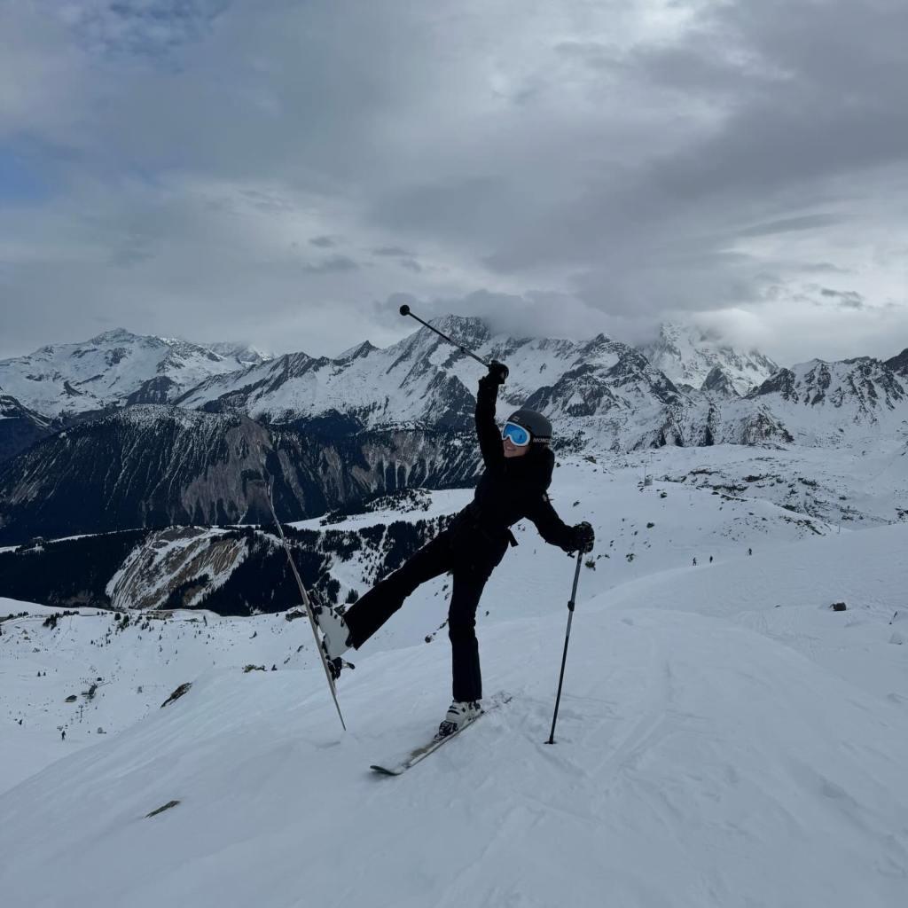 В аккаунте бренда American Eagle добавили: «Расклешенные брюки созданы для склонов 🫰»