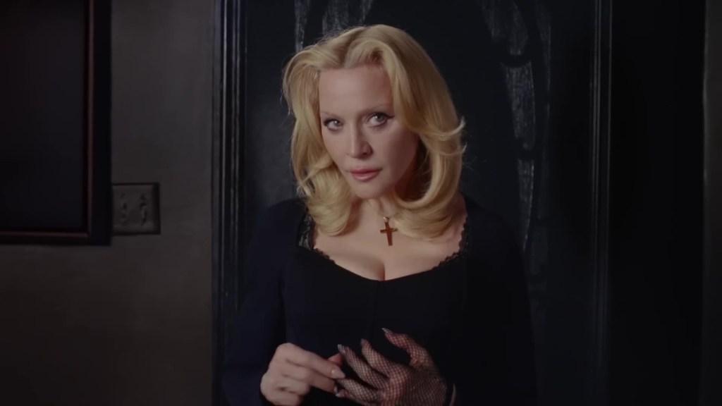 В своей последней рекламной кампании Dolce & Gabbana Мадонна разделась до нижнего белья и запрыгнула в постель с двумя молодыми мужчинами. В своей последней рекламной кампании Dolce & Gabbana Мадонна разделась до нижнего белья и запрыгнула в постель с двумя молодыми мужчинами.