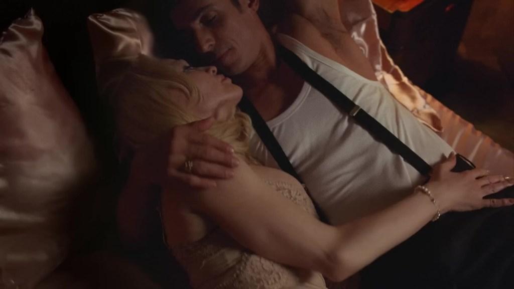 В начале рекламного ролика поп-звезда предстала в черном мини-платье с глубоким декольте, к ней присоединились её молодые возлюбленные. В начале рекламного ролика поп-звезда предстала в черном мини-платье с глубоким декольте, к ней присоединились её молодые возлюбленные.