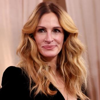 Джулия Робертс продемонстрировала декольте на церемонии вручения премии «Золотой глобус», и все взгляды были прикованы к ее ожерелью