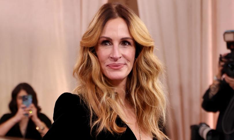 Джулия Робертс продемонстрировала декольте на церемонии вручения премии «Золотой глобус», и все взгляды были прикованы к ее ожерелью