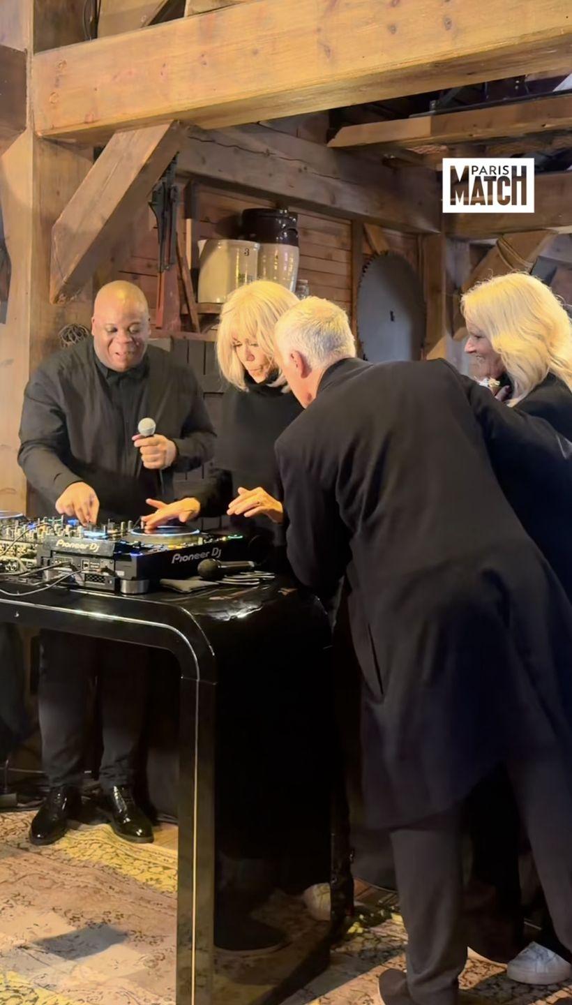 Брижит Макрон без ума от диджеинга. Брижит Макрон без ума от диджеинга.