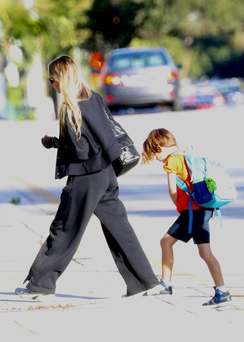 Анна Курникова забирает группу детей из школы
