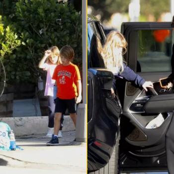 Анна Курникова в спортивном костюме забирает группу детей из школы спустя 5 недель после рождения четвертого ребенка