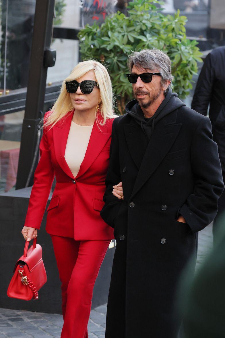 Донателла Версаче в красном на похоронах Валентино