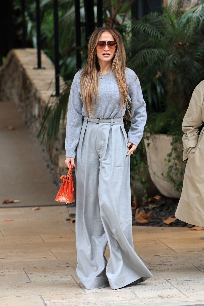 Дженнифер Лопес неспешно направляется на обед