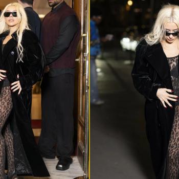 Элегантная и похудевшая на 18 кг Кристина Агилера играет со своей ногой перед тем, как войти в парижский ресторан