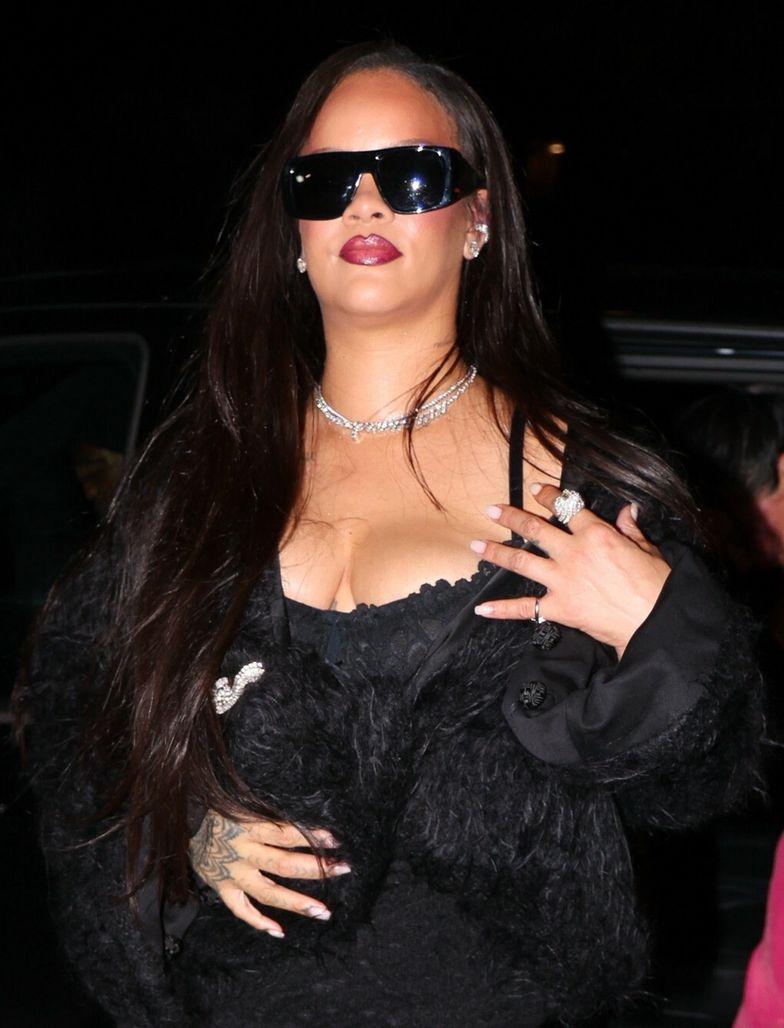 Рианна демонстрирует декольте в Париже