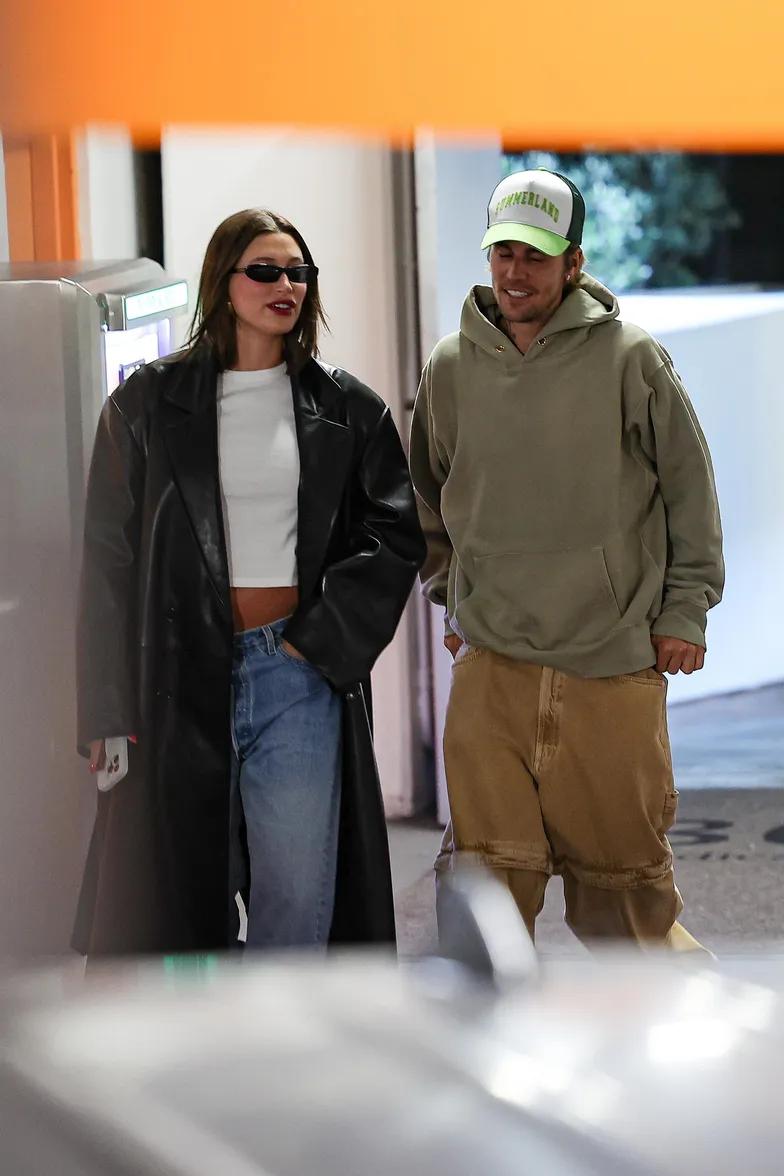 Джастин Бибер и Хейли выходят из офисного здания в Лос-Анджелесе