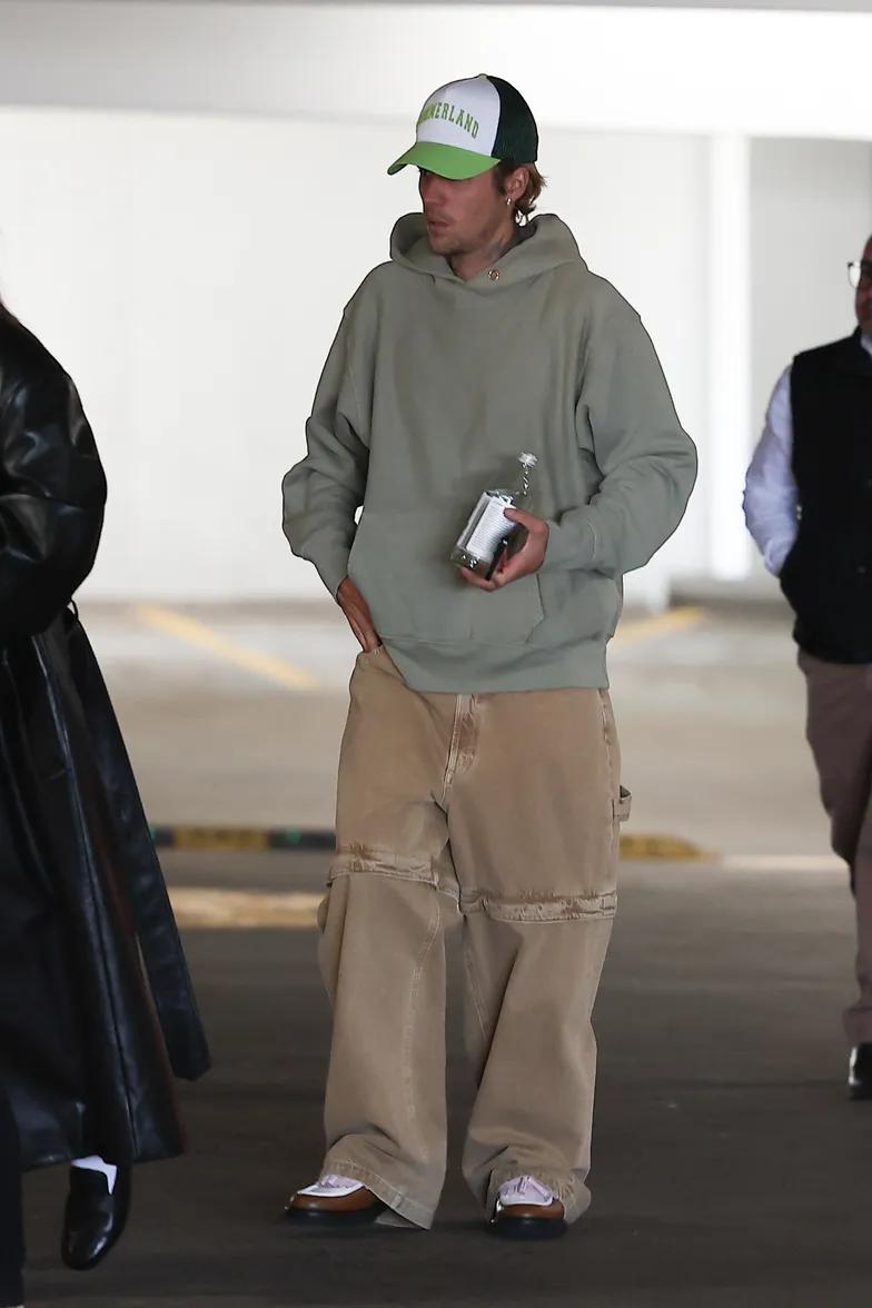 Джастин Бибер и Хейли выходят из офисного здания в Лос-Анджелесе