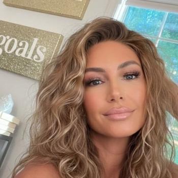 Халле Бейли показала мягкий гламурный образ, который хочется повторить