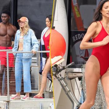 Шей Митчелл снялась в красном купальнике для перезапуска «Спасателей Малибу»