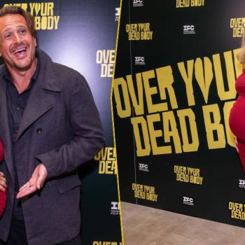 Самара Уивинг выбрала смелый монохромный образ на премьере «Over Your Dead Body»